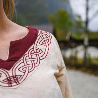 Vikingenjurk Lagertha Natuur/Rood detail